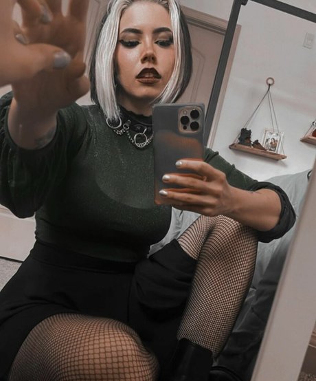 Luna Bloom free model pics