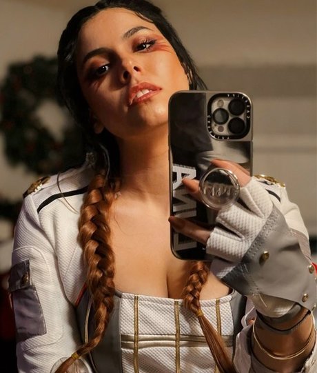 Luna Bloom model sexy img