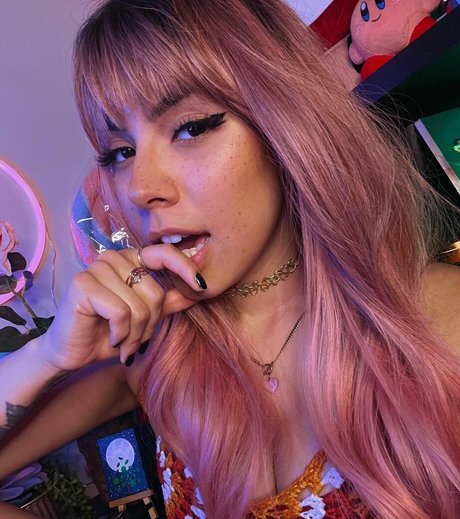 Luna Bloom hd actress pic