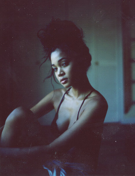 Tai Aysha nude model pic