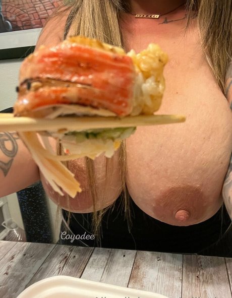 coyodee2 hot model image