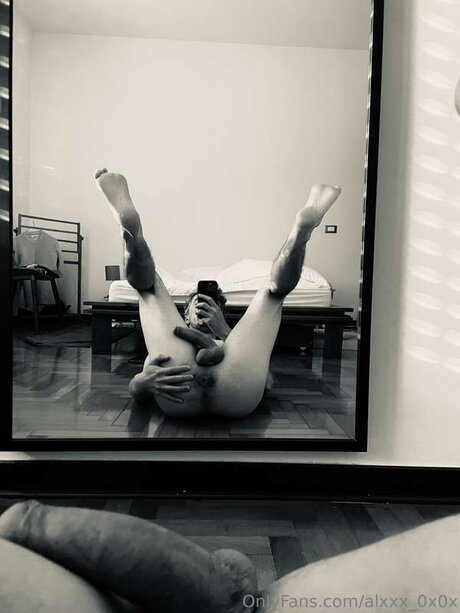 Alxxx 0x0x star nude image