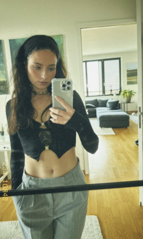 Anica Zimmermann pornographic star img