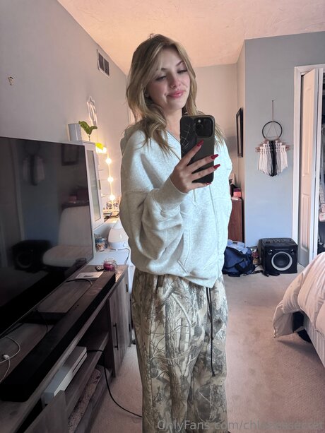 chloeessecret art model img