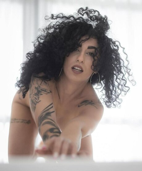 Enya Boccolato naked star photo