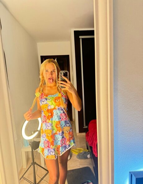 lickandysoles art actress pic