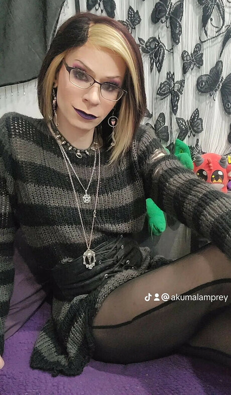 Akumalamprey erotic model picture