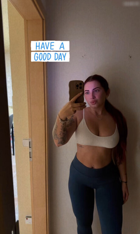 nina buettner fit model img