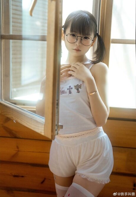 LynnLi7698 nude pornstar pics