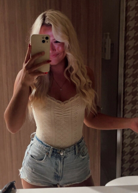 Lillian Evans top model img