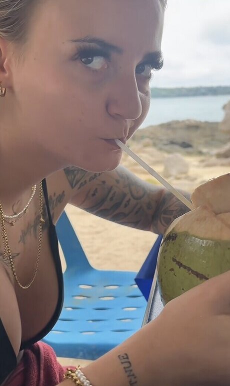 Laberrhababer Sarah model hot photo