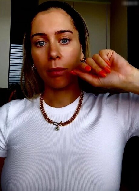 Mrs Bella erotic model photo