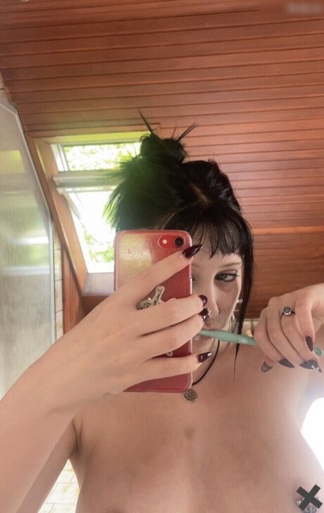 Gothminze model perfect pic