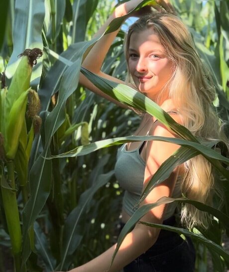 Paulas Landleben sexy pornstar pic