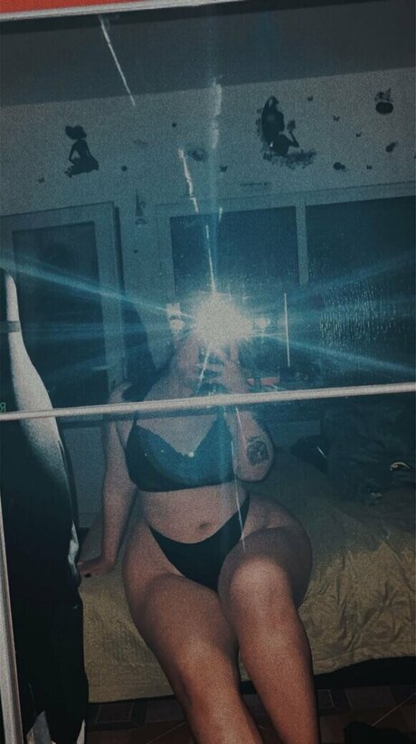 Ellyyelly adult model img