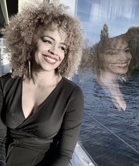 Diana Schneider model erotic pic