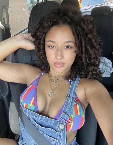 kloeelise model nude photo