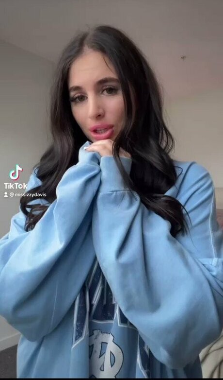 Izzy Davies naked model photo