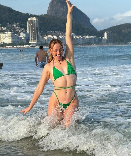 Molly Carlson model pornographic photos