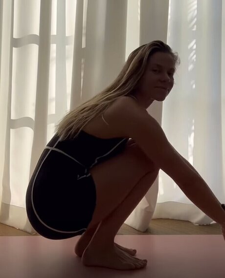 Cheyenne Pahde hot star pictures