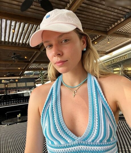 Cheyenne Pahde star erotic photo