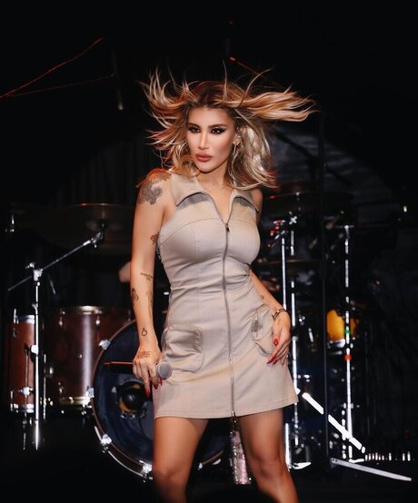 I rem Derici naked model img