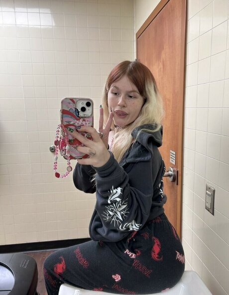 dishonestgirl exclusive star image