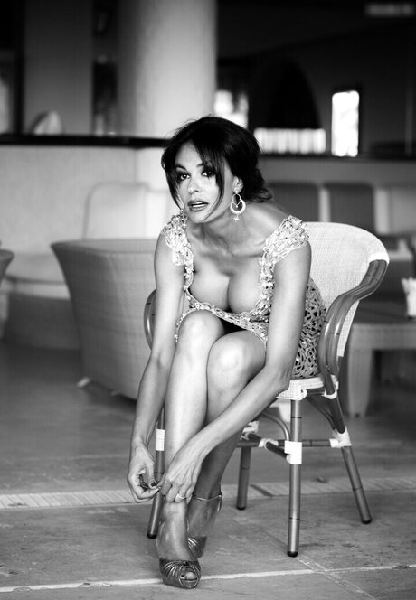 Maria Grazia Cucinotta model hot picture