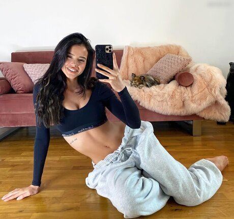 L a Elui sexy actress image