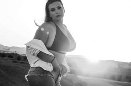 Lara Marie v__ high quality model picture