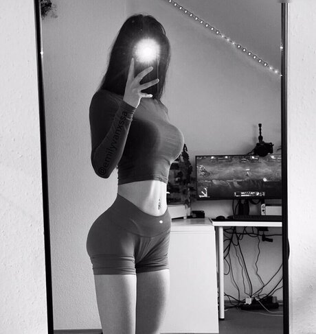 emilyvanxssa sexy actress pic