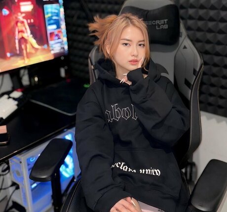 Swansage art actress pic