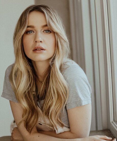 Roan Curtis pretty model images