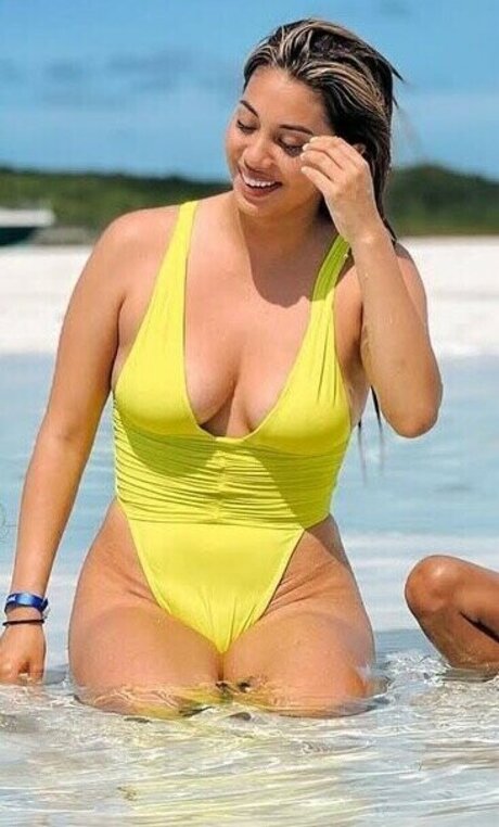 TheLearys star nude photo