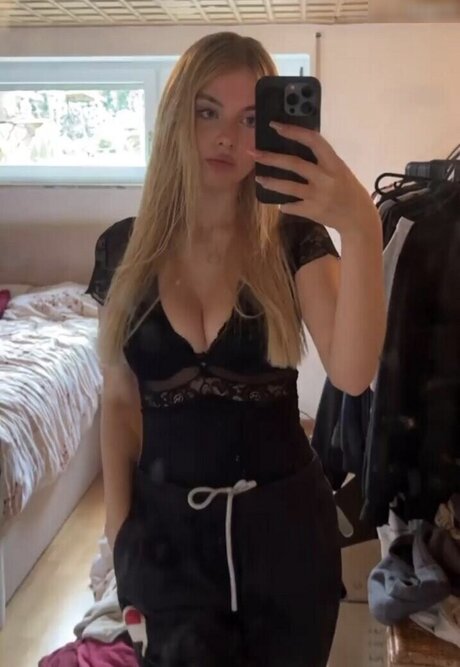 Jellina xxx model pic