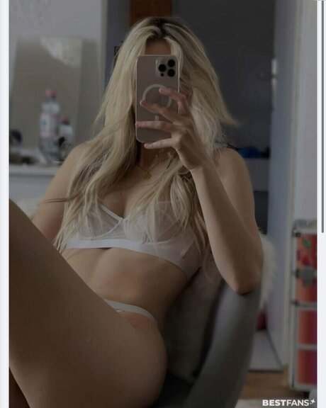 Josily naked model photos