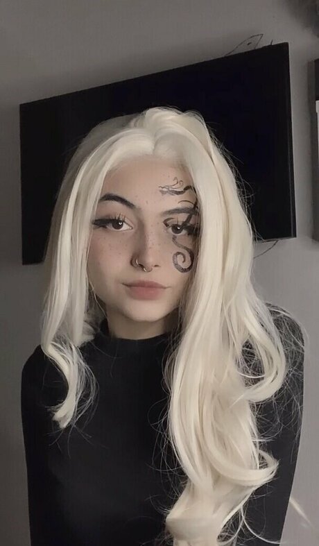 Offcbzs erotic model image