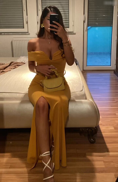 Almira Azemi model nudes images