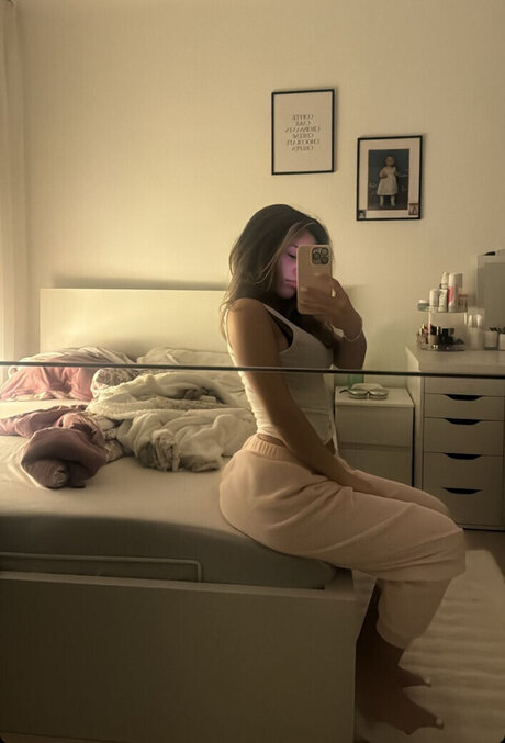 Almira Azemi star nudes pic