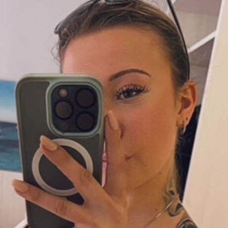 De leonii model high quality photo