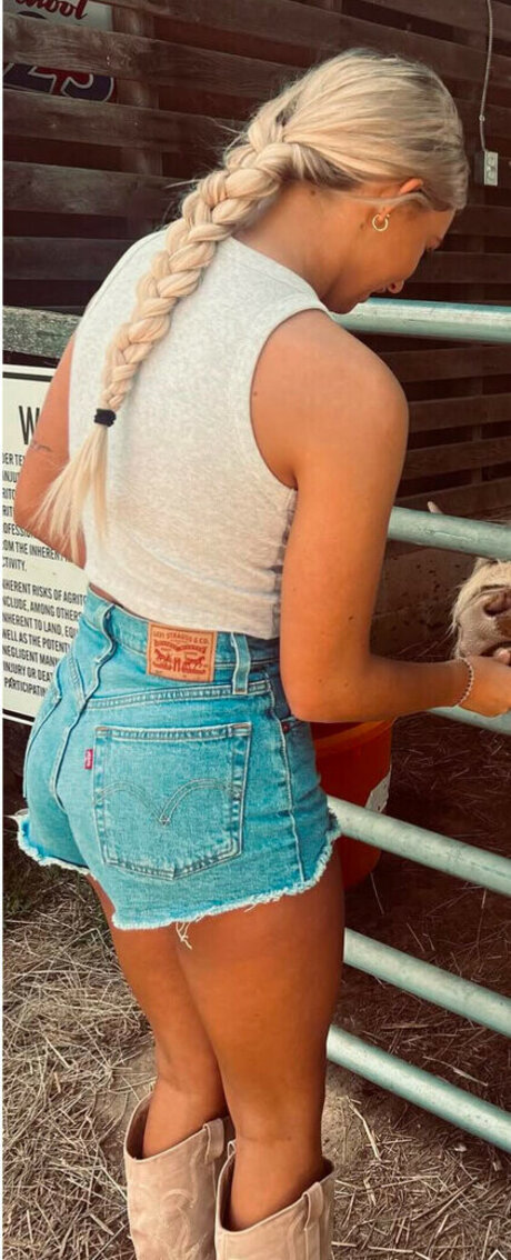 Kamryn Dockery sexy model pic