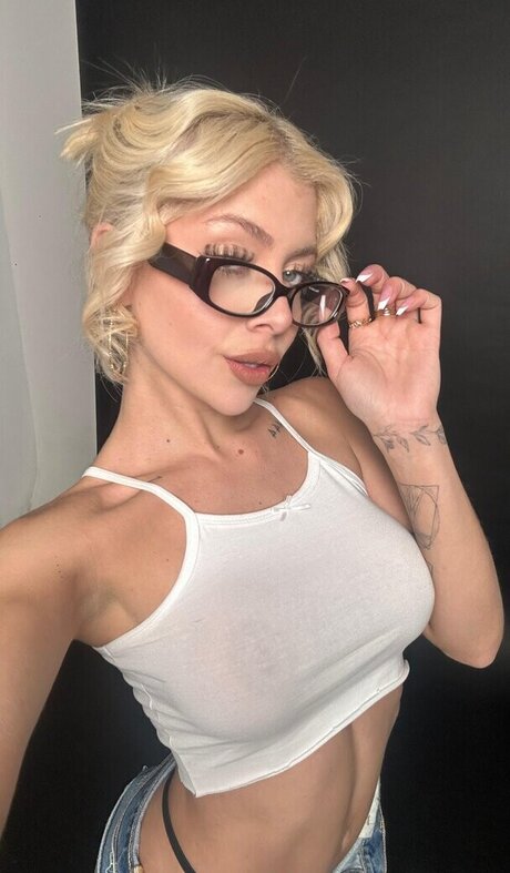 Ximena Nazor hot model image