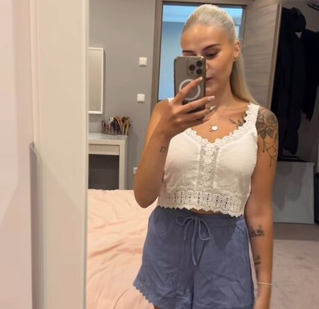 Wollnys naked pornstar pic