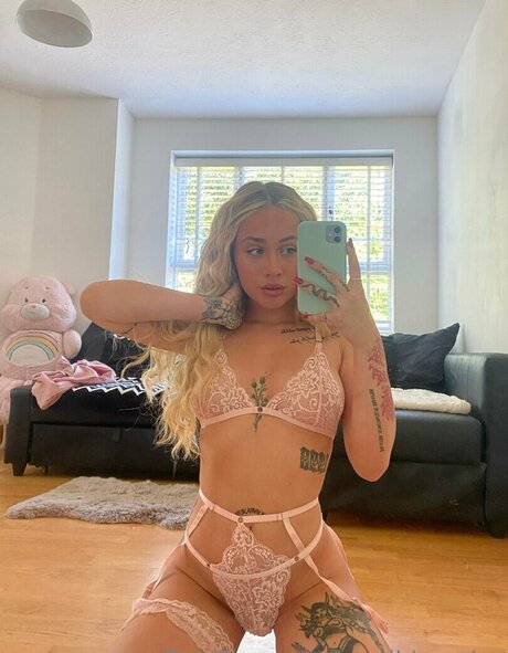 Ellie Cameron exclusive star pic