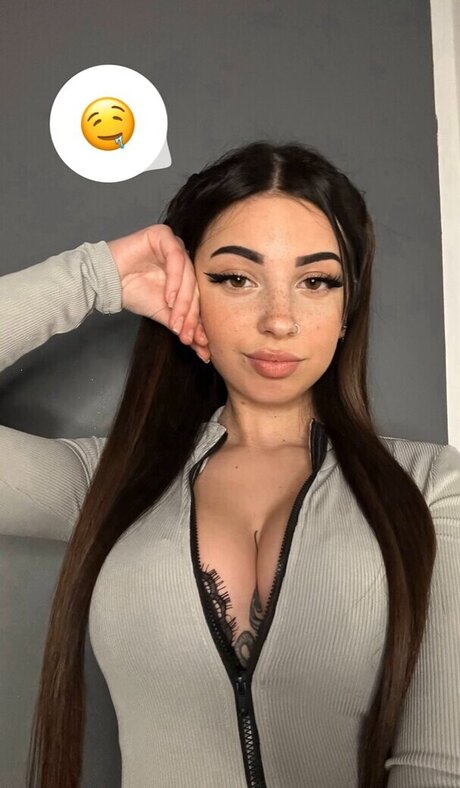 Luna Bufo sexy star image