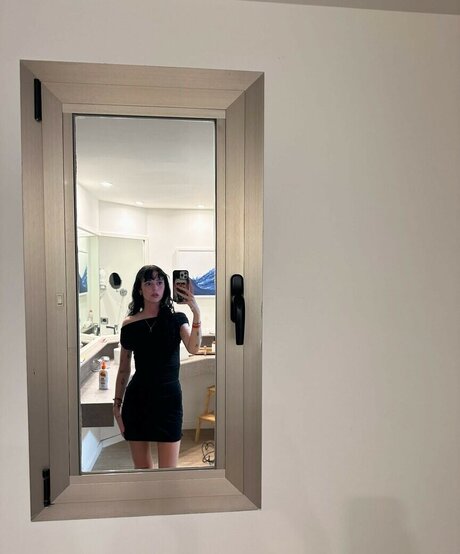 Holly Laing star art image