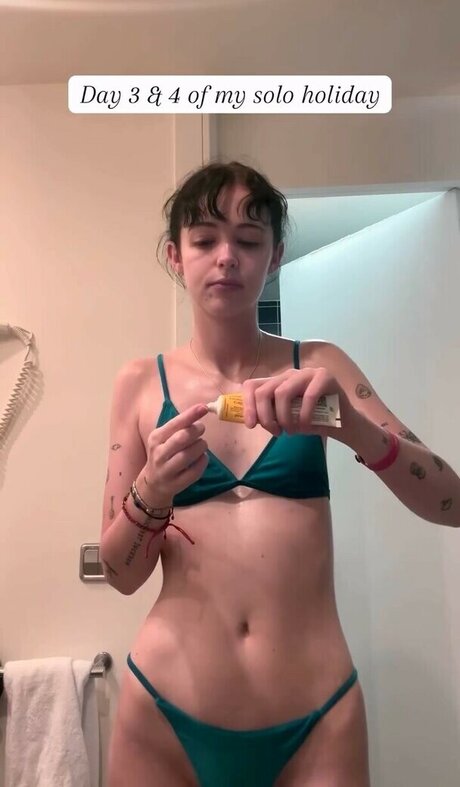 Holly Laing free actress img