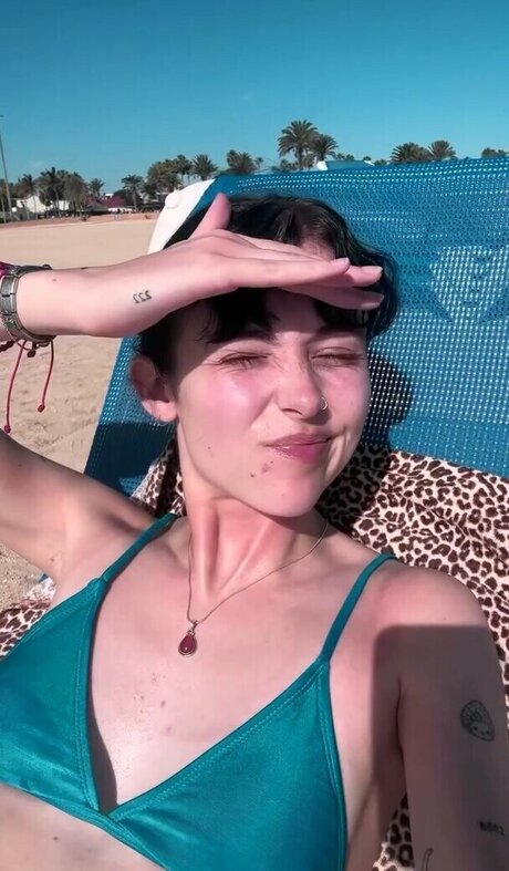 Holly Laing model hot pic