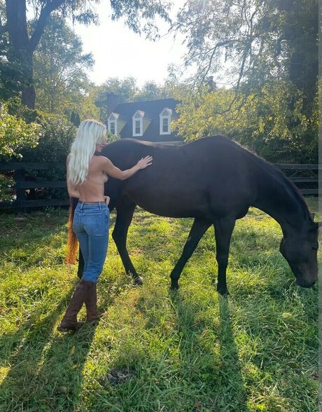 Lauren Emily Castle adult model image