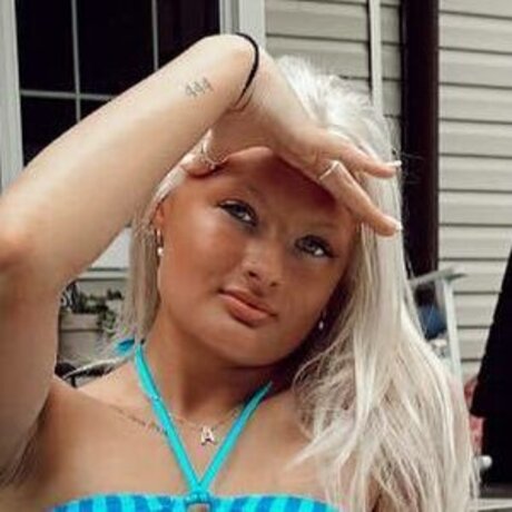 Alanna Kennedy art model pics